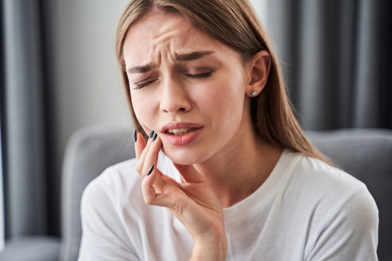 girl with toothache